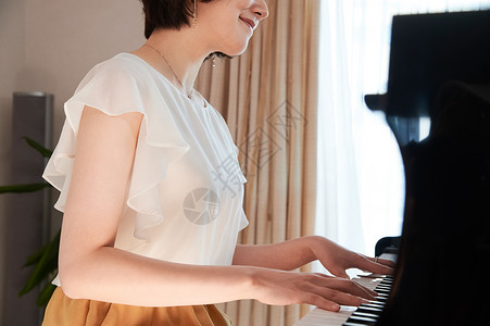 弹钢琴的女人特写图片