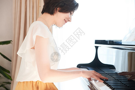 弹钢琴的女性图片