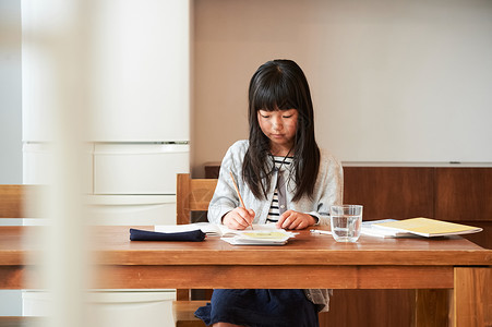 户内人物客厅家庭学习女孩在餐厅学习图片