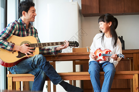 一家人居家弹吉他图片