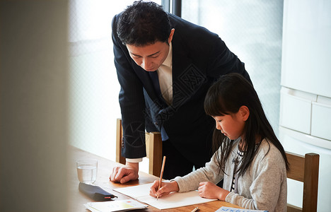 爸爸辅导女儿写作业小学生高清图片素材