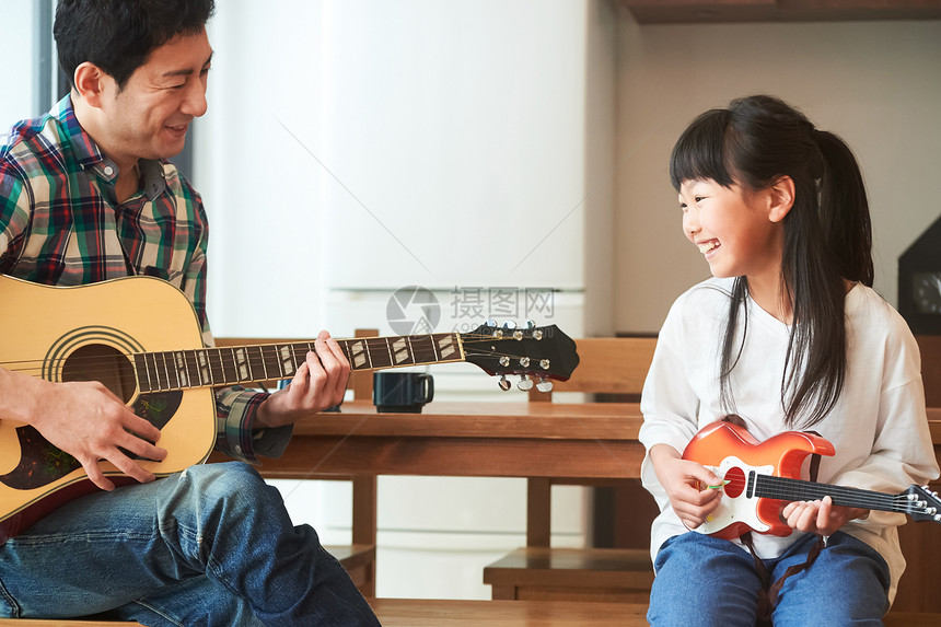 爸爸教女儿学习弹吉他图片