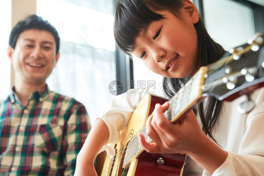 父亲教女儿弹吉他图片