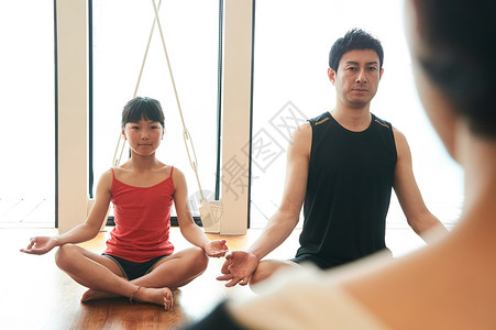 学习男休假瑜伽姿势父母和孩子图片