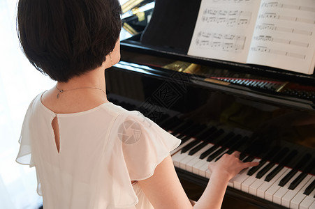 一个女人弹钢琴图片