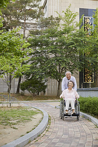 现代建筑成人运动老年夫妇图片