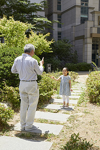 爷爷带着小女孩散步图片