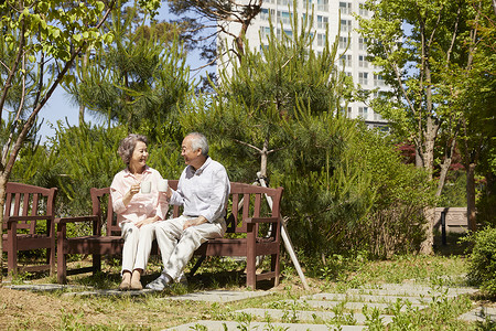 坐在户外喝茶放松的老年夫妻图片