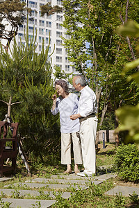 老年夫妇小区散步图片