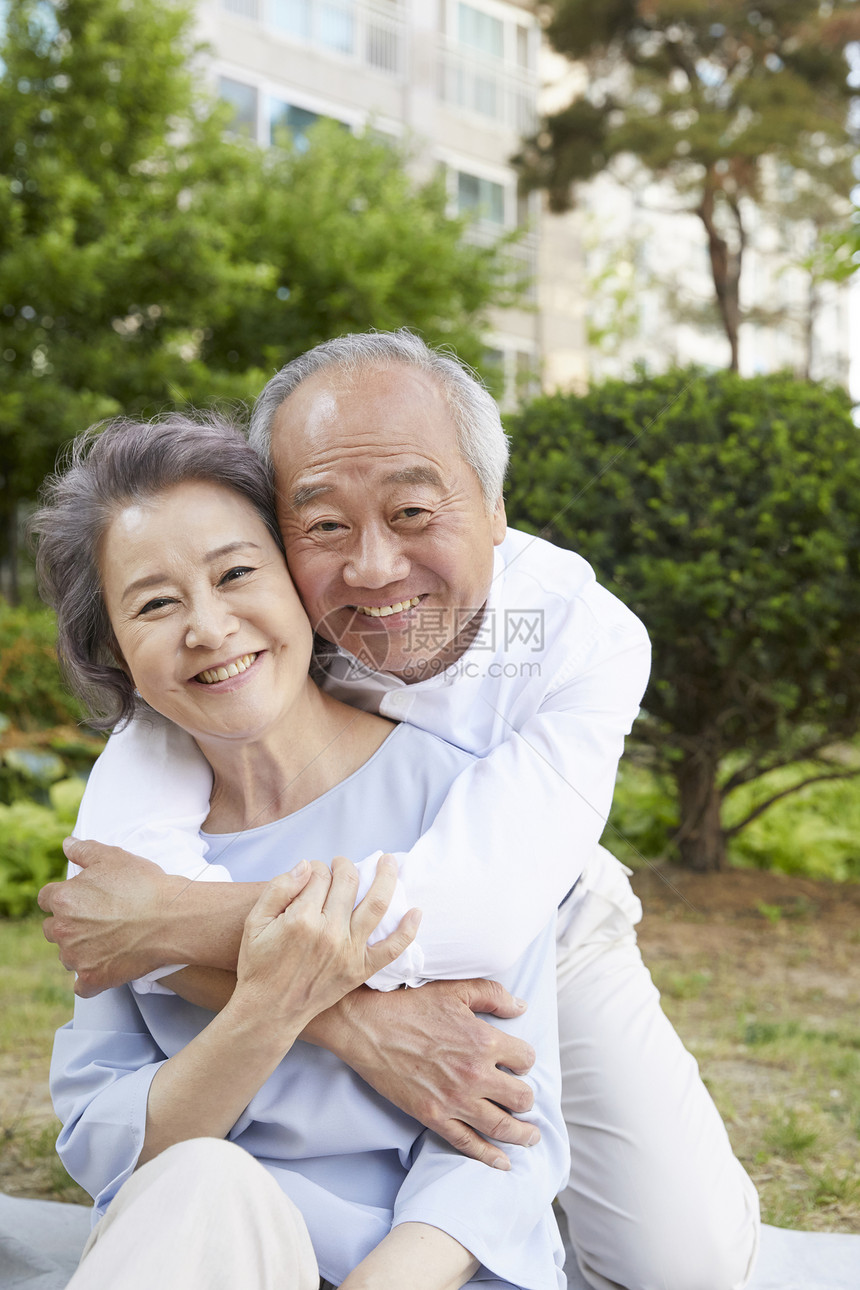 依偎在一起的老年夫妇图片