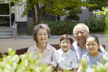 孙子孙女陪伴爷爷奶奶玩耍图片