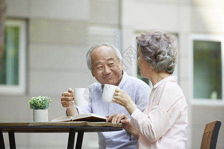 户外公园放松喝茶的老年夫妇图片