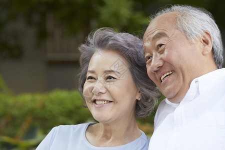 户外郊游开心的老年夫妇图片
