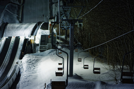 夜晚冷清的滑雪场图片