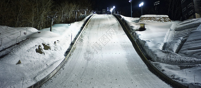 夜晚空旷的滑雪场图片