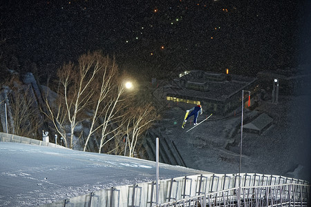 滑雪场跳跃滑翔的运动员图片