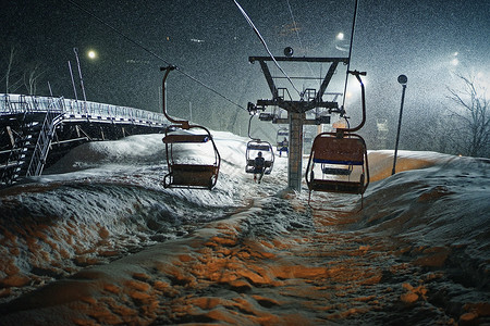 札幌滑雪场雪天夜晚滑雪场的缆车背景