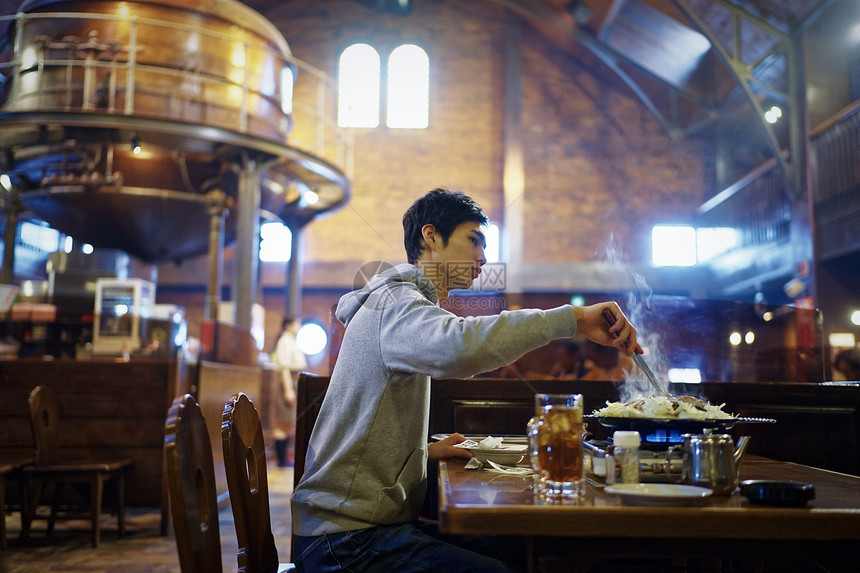 户外旅游享受美食的年轻人图片