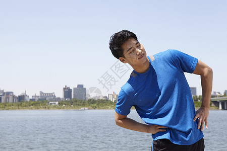 河边运动的青年男性图片