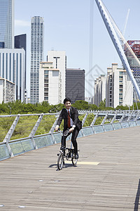 桥上骑着自行车的成年男子图片