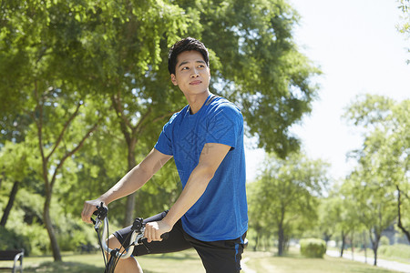 户外骑自行车的年轻人背景图片