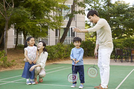 树小孩快乐家庭图片