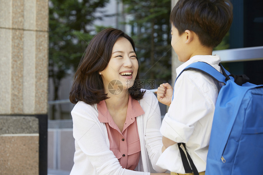 妈妈和儿子上学告别图片