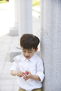 幸福的小男孩图片