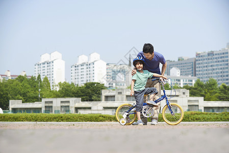 爸爸陪儿子练骑车图片