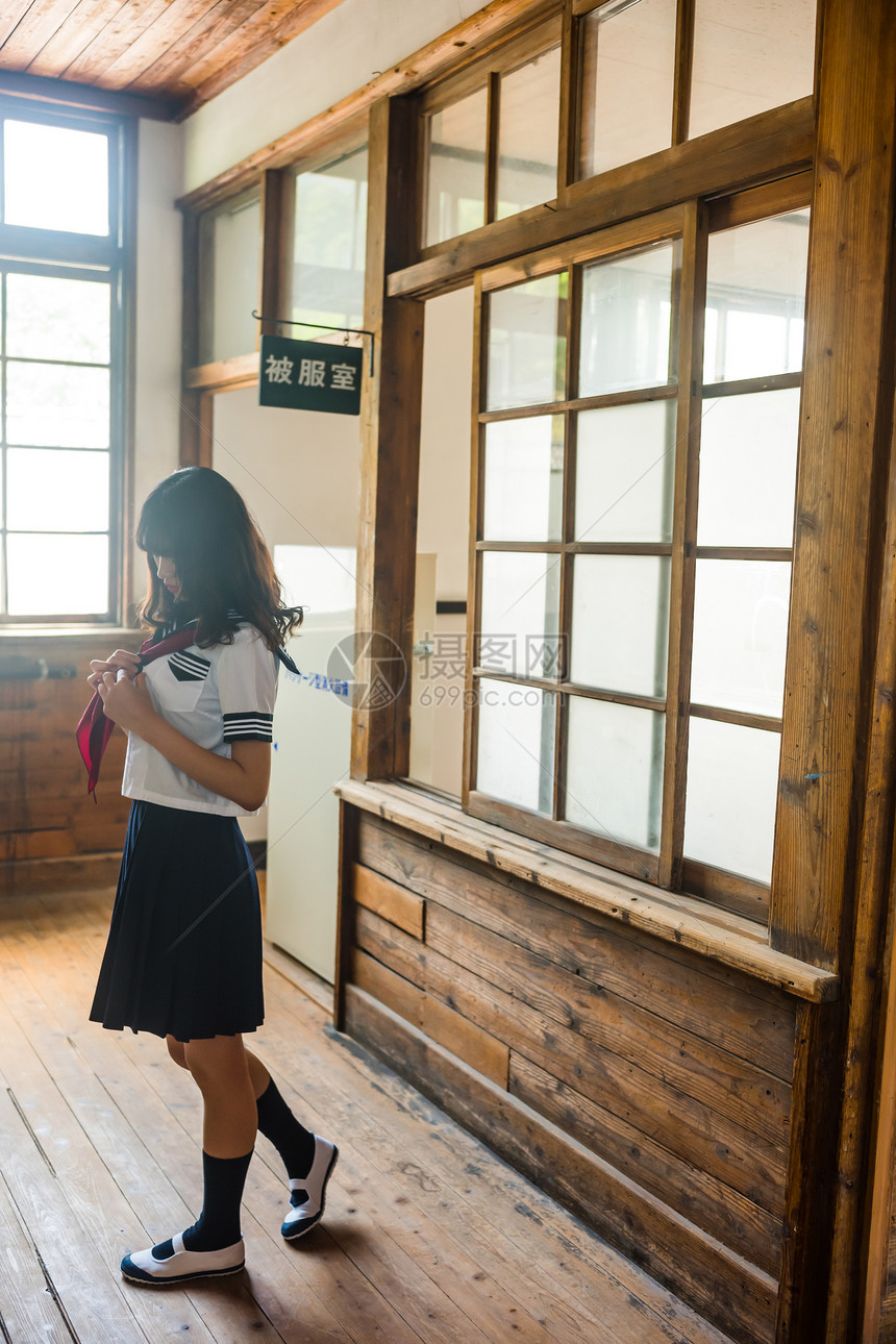 整理学校制服的女学生图片