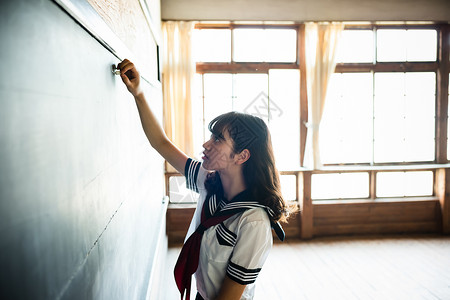 黑板上涂鸦的女高中生图片