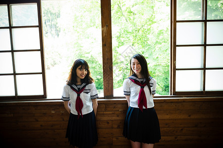 站在学校走廊窗口的高中女生青少年高清图片素材