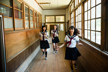 学校走廊奔跑打闹的高中女生图片