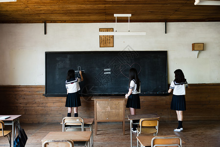 放学后在黑板上涂鸦的女高中生图片