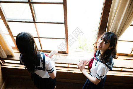 站在窗口的女高中生伙伴高清图片素材