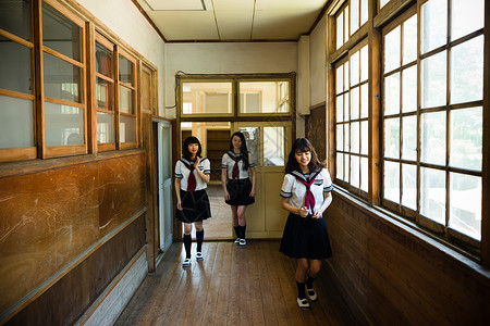 学校走廊穿着制服的高中女生图片