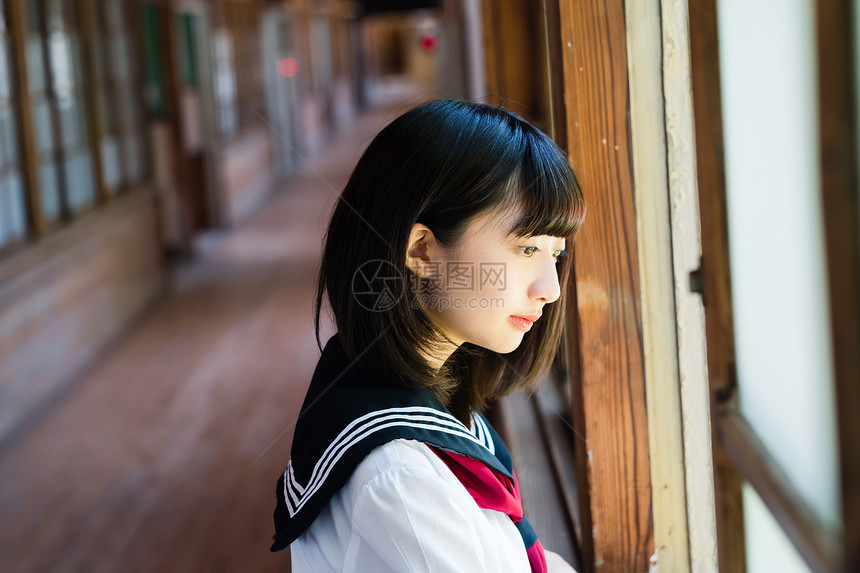 学校走廊的高中女生图片