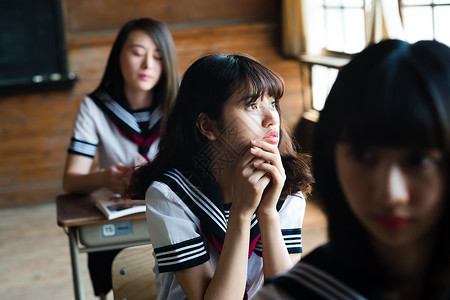 学校课堂上的女高中生图片