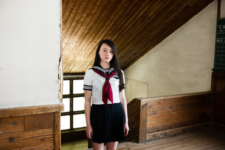 学校里穿着制服的女高中生乡下高清图片素材