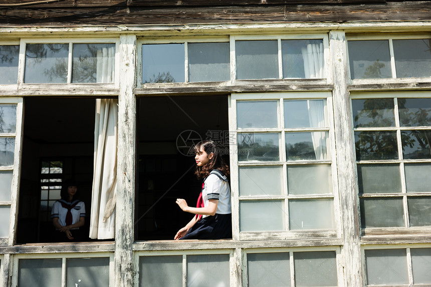 穿着学校制服坐在窗台的女高中生图片
