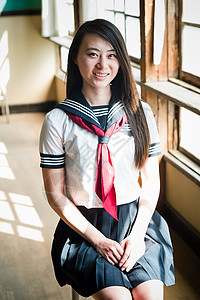 穿着学校制服微笑的女高中生图片