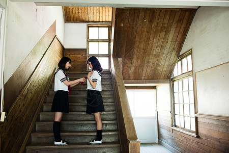 学校台阶上的女高中生图片