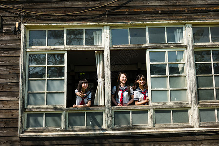 趴在窗台向外看的高中女孩校园生活高清图片素材