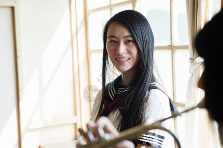 练习学校建筑笑脸风俱乐部高中女生图片