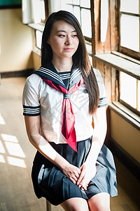 坐在凳子上穿着制服的女高中生日本人高清图片素材
