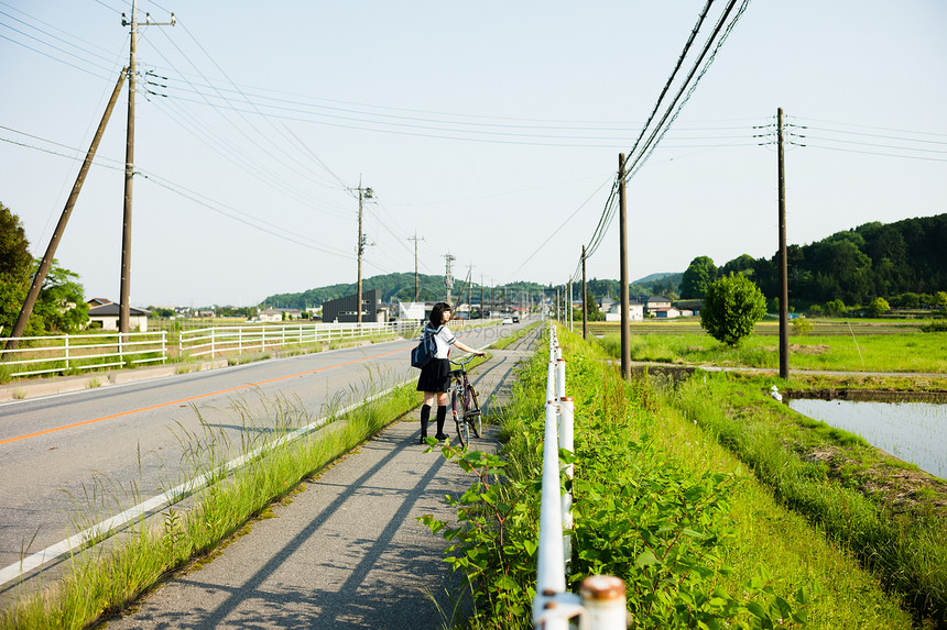 推着自行车行走的高中女生背影图片