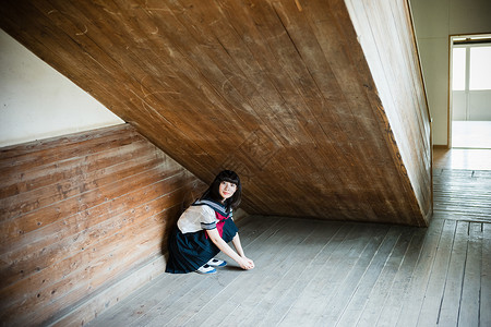 蹲在楼梯底下的制服女孩日本人高清图片素材