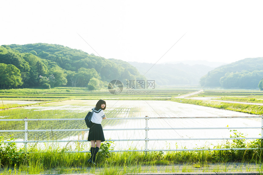 穿着制服的青春少女图片