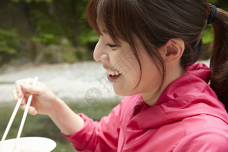 一个女人享受野外烧烤图片