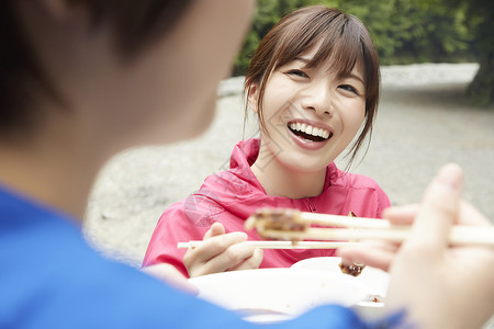 两个女人在河岸边放松享受户外烧烤bbq高清图片素材